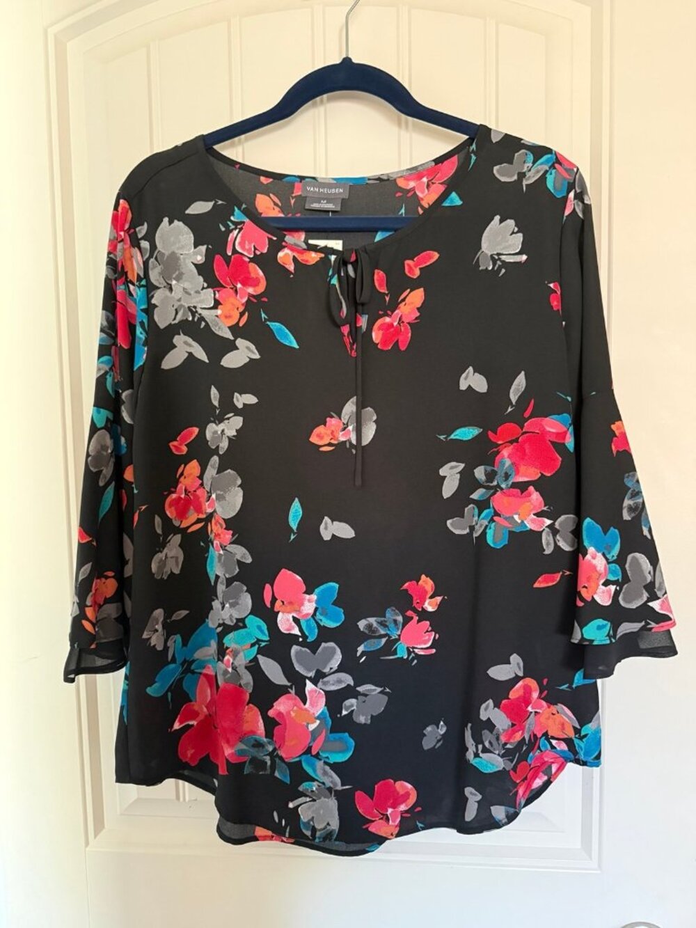 Van huesen new with tags women’s blouse